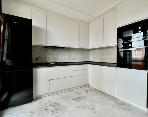 Белая угловая кухня с крашенными фасадами из МДФ